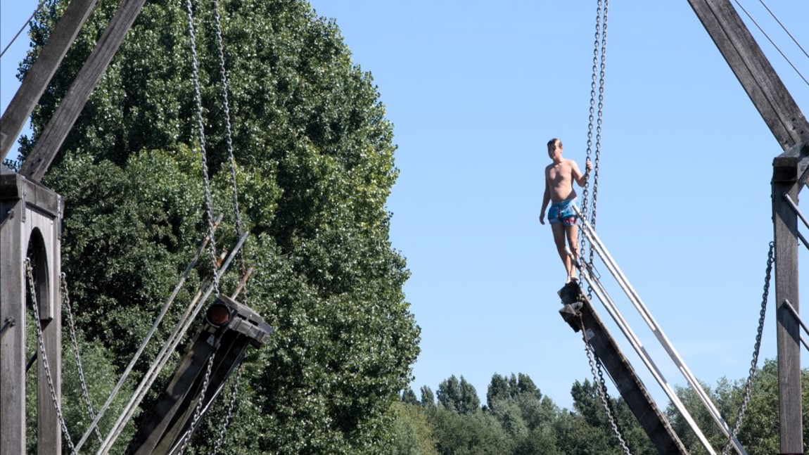 De Wilhelmina van Pruisen brug staat standaard open (voor het vaarverkeer)