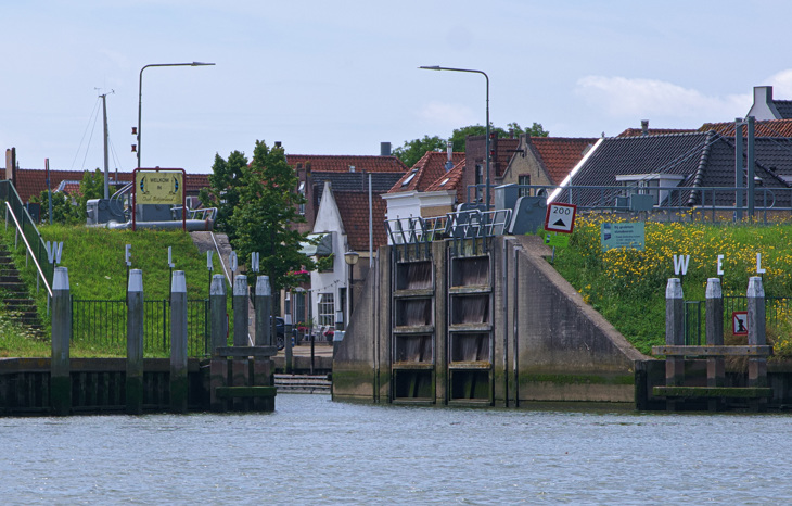 5. Door De Stroming Moeten We De Haven Van Oud Beijerland Onder Een Hoek Aansnijden.