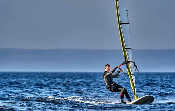 Windsurfen man - c. Shutterstock