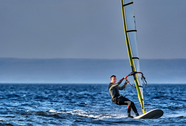 Windsurfen man - c. Shutterstock