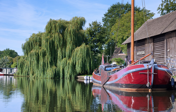 4.Tegenover De Watersportvereniging Eemland Ligt Een Goed Onderhouden Platbodem.
