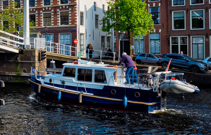 Motorboot c. Shutterstock