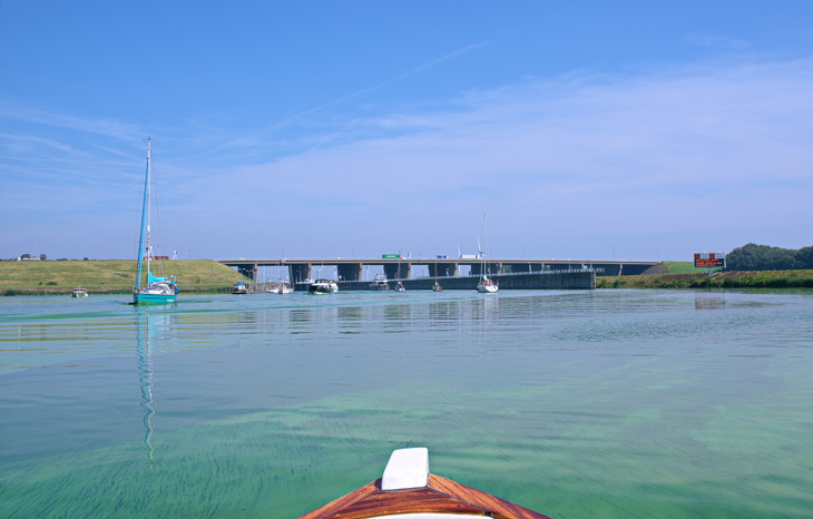 1. De Blauwalg Op Het Volkerak Is Niet Te Missen