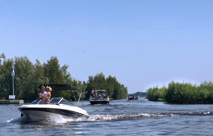 1. In Optocht Van De Sluis Naar De Plas Is Het Wel Opletten Voor Kruisend Vaarverkeer
