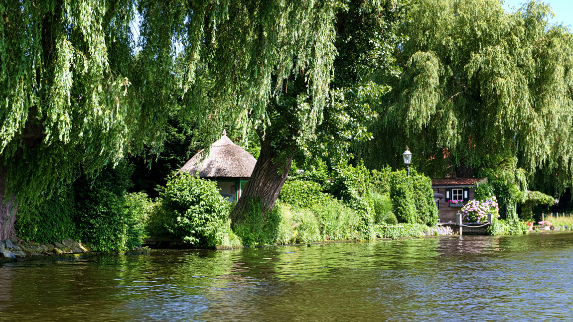 7. tussen Voorschoten en Leidschendam heeft de  Vliet Vecht-achtige trekken