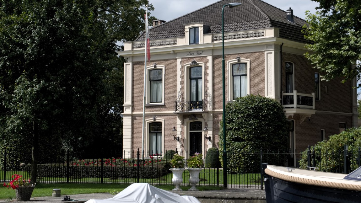 Het gemeentelijk monument 'Over-IJssel' dateert uit 1880 en ligt aan de Hofdijk nr 63