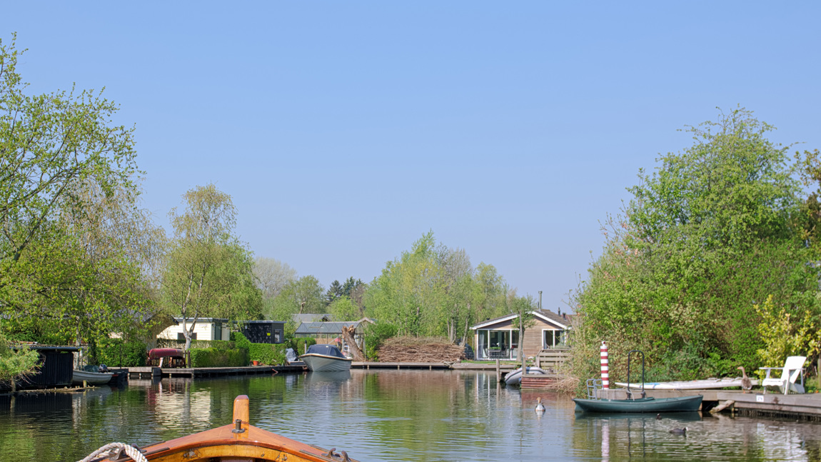 6. In de Achterplas liggen 200 vakantiewoningen op eilandjes.