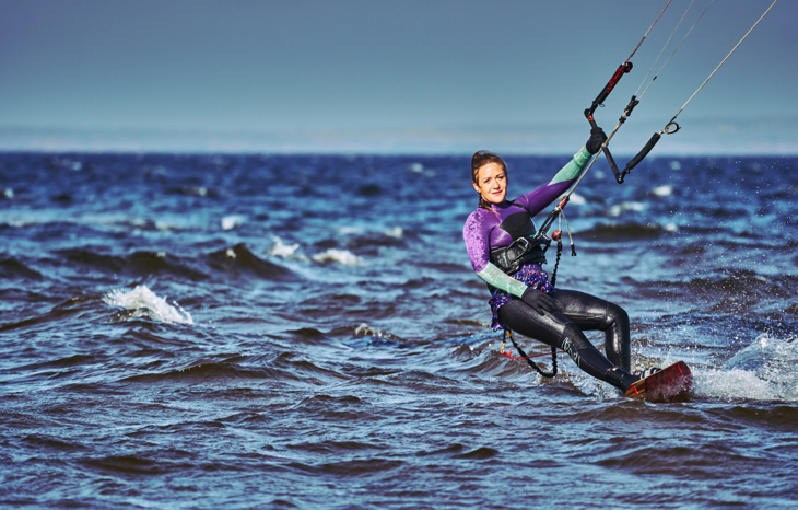 kitesurfen vrouw c. Shutterstock