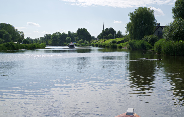 2. Door De Ligging Onderaan De Dijk Doet De Linge Bij Vlagen Buitenlands Aan. (1)